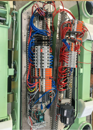 Electrical wiring inside a chassis module